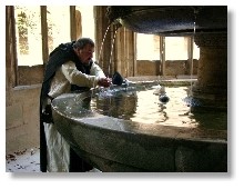 Waschen im Brunnenhaus